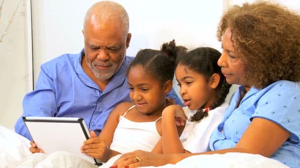 Tablet inalámbrico de dormitorio de generaciones familiares afroamericanas — Vídeos de Stock