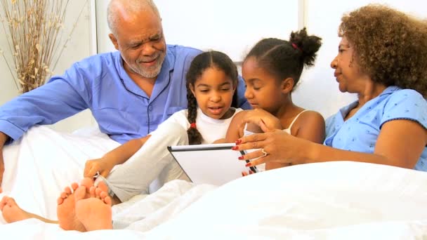 Etniska familj generationer med hjälp av trådlös tablet — Stockvideo
