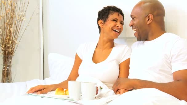 Pareja étnica disfrutando del desayuno Dormitorio — Vídeos de Stock