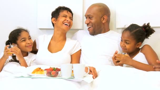 Famille ethnique partageant la chambre du petit déjeuner — Video