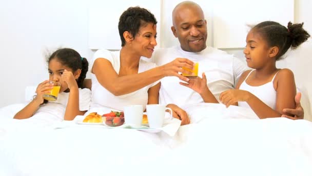 Молодий етнічних сім'ї сніданок ліжко — стокове відео