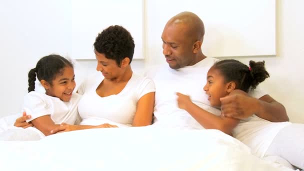 Афроамериканская семья, разделяющая кровать выходные — стоковое видео