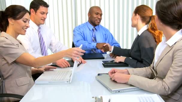 Etnia masculina Reunião de Clientes Agência de Publicidade Consultores — Vídeo de Stock
