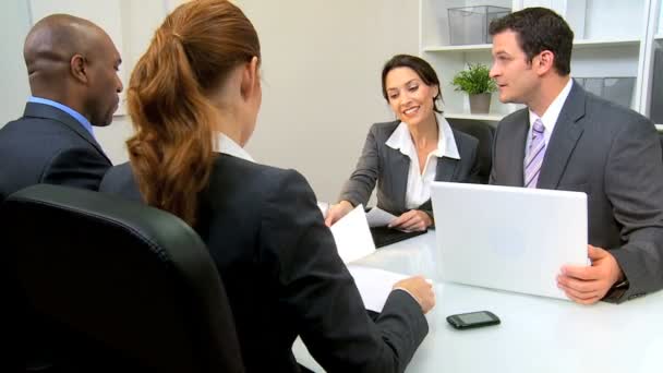 Riunione del team di lavoro etnico e caucasico — Video Stock