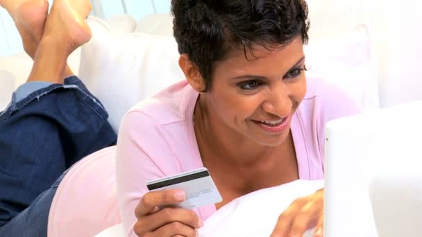 Молодая этническая женщина пользуется кредитными картами в интернет-магазинах — стоковое видео