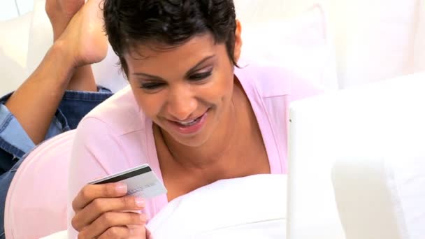 Этническая женщина, пользующаяся кредитными картами для онлайн-покупок — стоковое видео