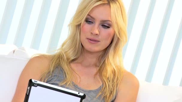 Close Up Blonde Girl Tablet Redes Sociales — Vídeos de Stock