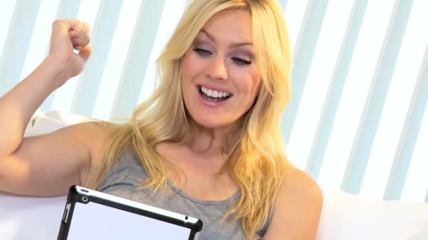 Blonďatá samice tablet online aukce — Stock video