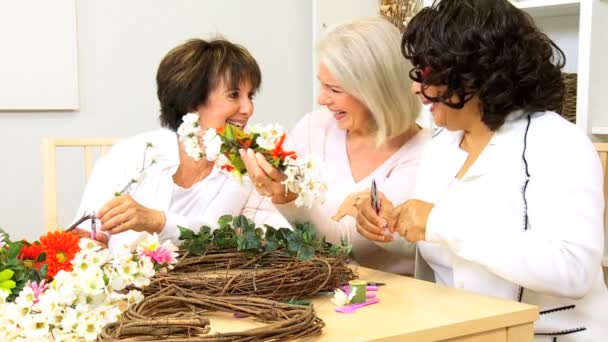 Reife Damen Hobby Blumen arrangieren — Stockvideo
