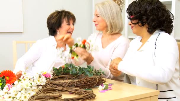 Idősebb hölgyek virágkötészet — Stock videók