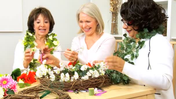 Mãos Senior Ladies Crafting — Vídeo de Stock