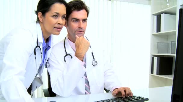 Bilgisayar hasta kayıtları Hastanesi doktorları — Stok video