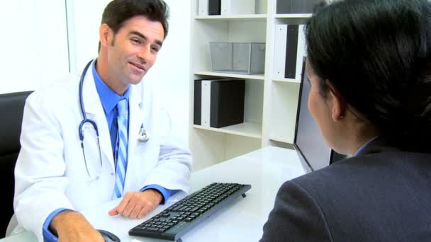 Geschäftsfrau trifft männlichen Krankenhausarzt — Stockvideo