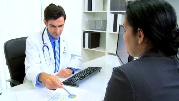 Spansktalande läkare möte kontorschef — Stockvideo