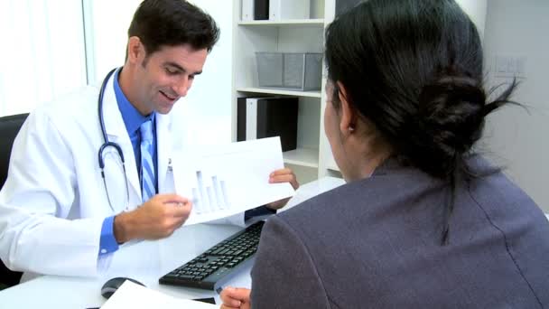 Médico Étnico Recebendo Conselhos Financeiros da Clínica — Vídeo de Stock