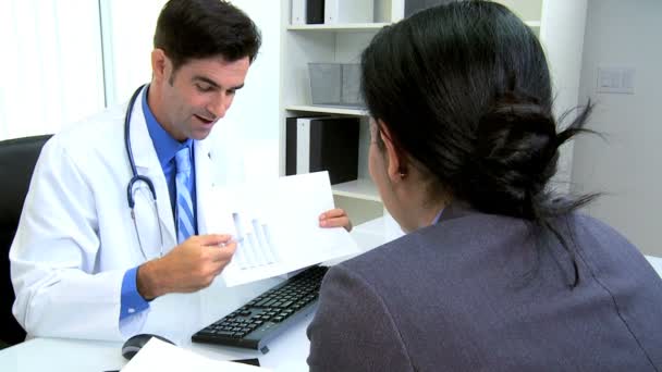 Consultor Médico Masculino Reunião Planejamento Futuro — Vídeo de Stock