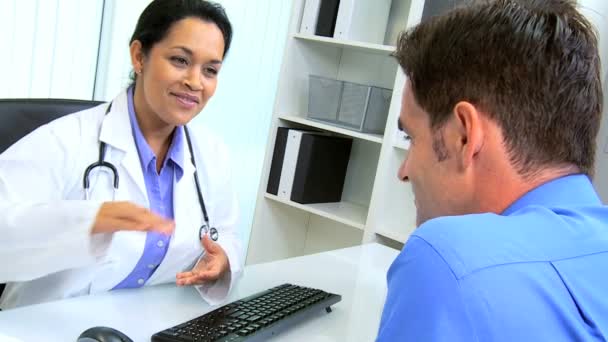 Mujer Médico Reunión Gerente de oficina — Vídeo de stock