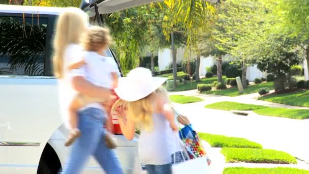 Jeune famille caucasienne emballage voiture avant la sortie — Video