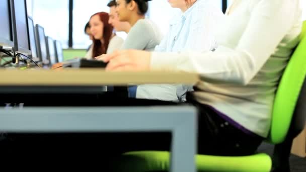 Gruppen av unga studenter det workshop på universitet — Stockvideo