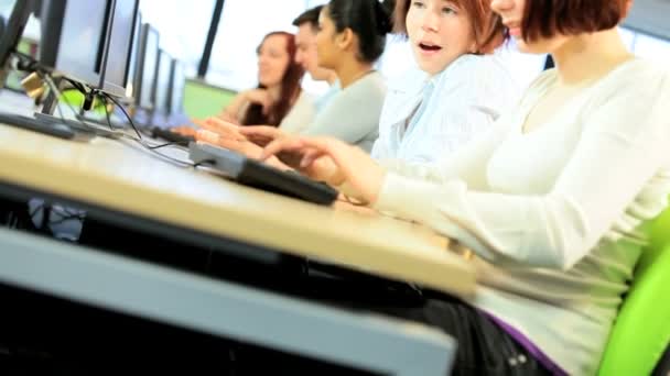 Compañeros de clase multiétnicos estudiando en la biblioteca de TI del campus — Vídeo de stock