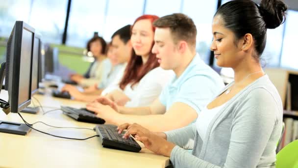 Estudiantes universitarios multiétnicos en clase de tecnología — Vídeo de stock