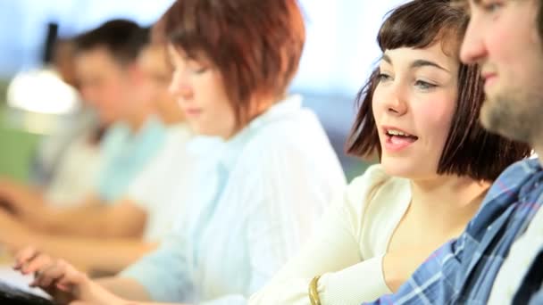 Réseautage d'équipes diversifié en classe de campus — Video