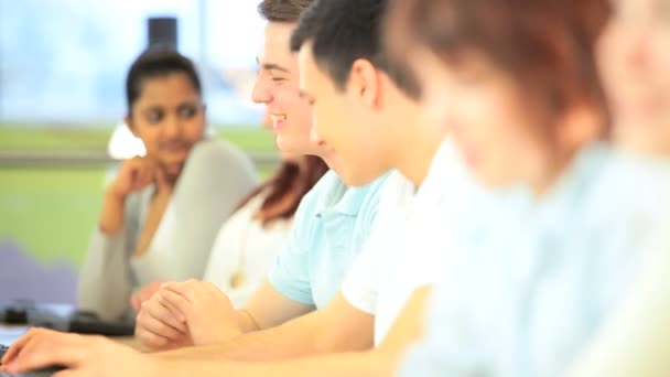 Grupo de estudantes diversos se divertir na palestra de TI — Vídeo de Stock