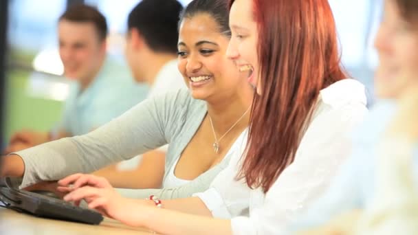 Groep van jonge studenten afgestudeerde universitair diploma — Stockvideo