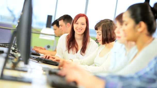 Retrato de la joven tecnología de aprendizaje femenino en el centro universitario — Vídeos de Stock