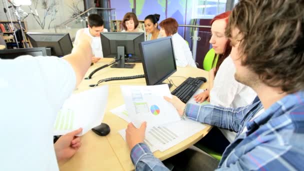 Table ronde étudiants apprenant la technologie moderne — Video