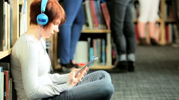 Kaukasische Frauen studieren Online-Bildung in der Bibliothek — Stockvideo