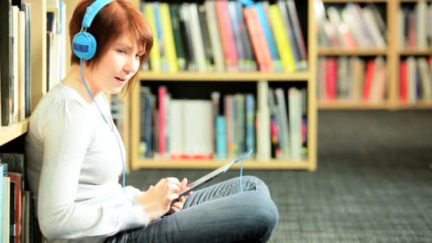 Retrato de colega de classe usando tecnologia on-line na biblioteca — Vídeo de Stock