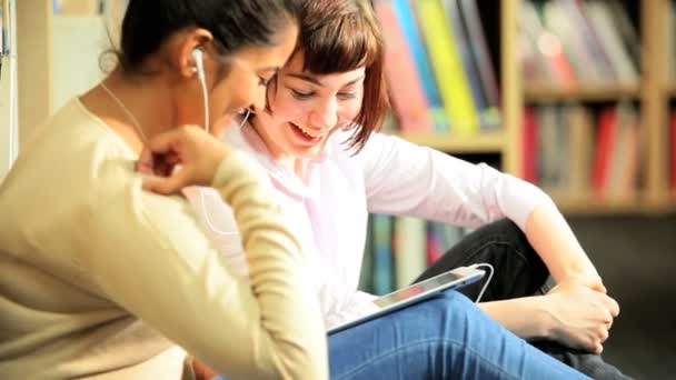 Studenten onderzoeken op Tablet PC in de bibliotheek van de Universiteit — Stockvideo