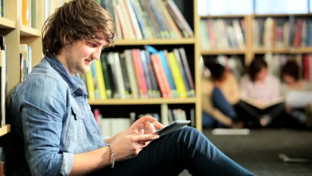 Kaukasisches Studentenpaar lernt online auf dem Tablet — Stockvideo