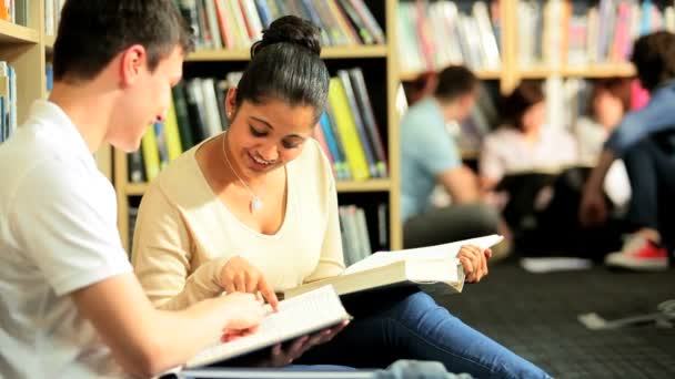 Compañeros de clase indios estudiando conocimiento en la universidad — Vídeos de Stock