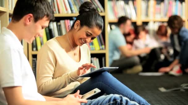 Estudantes pesquisando informações de estudo on-line no hub — Vídeo de Stock