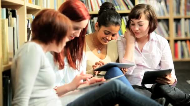 Diverse Freunde studieren Online-Bildung in Hub — Stockvideo