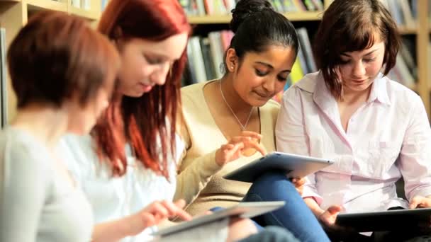 Studentinnen nutzen Uni-Internet auf Tablet — Stockvideo