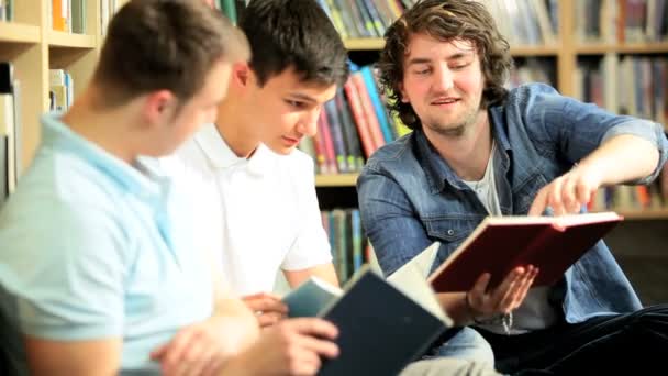 Estudiantes de posgrado estudian libro de texto en el centro del campus — Vídeos de Stock