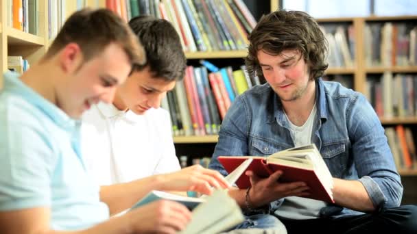 Taller de compañeros de clase investigando examen de diploma — Vídeo de stock