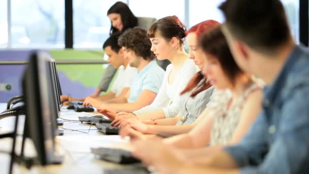 Professeur d'université apprenant les étudiants en ligne sur les ordinateurs — Video