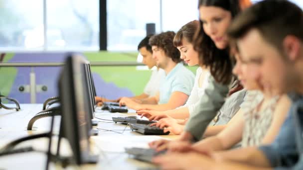 Studentinnen und Studenten arbeiten mit Dozenten am Computer — Stockvideo