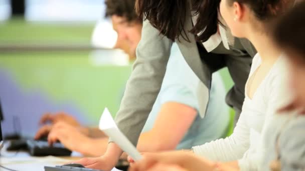 Lärare och college klasskamrater som arbetar på det ansökan — Stockvideo