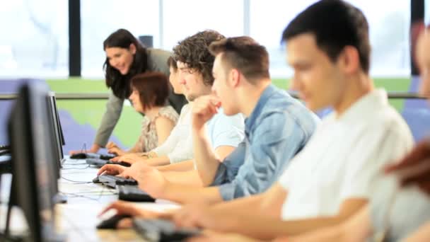 Estudiantes multiétnicas enseñando tutor femenino — Vídeos de Stock