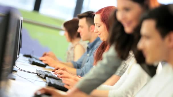 Femmina bruna docente apprendimento multi etnico compagni di classe in moderno università tecnologia stanza — Video Stock