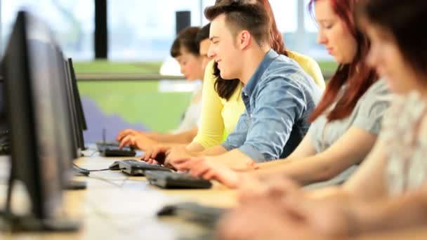 Estudiantes universitarios estudian tutoría — Vídeo de stock