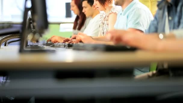 Tutor aprendiendo diversos compañeros de clase en la sala de tecnología — Vídeo de stock