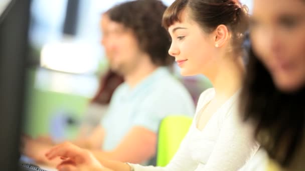 Estudiante caucásico trabajando en computadora con compañeros de clase — Vídeo de stock