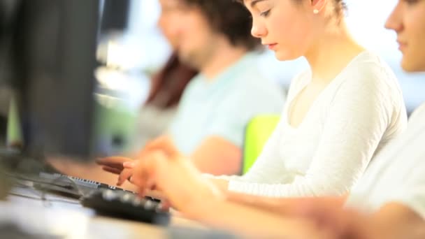 Estudiante que utiliza el examen de grado de informática en línea en la universidad — Vídeo de stock