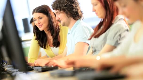 Grupo de profesores y estudiantes en taller universitario — Vídeos de Stock